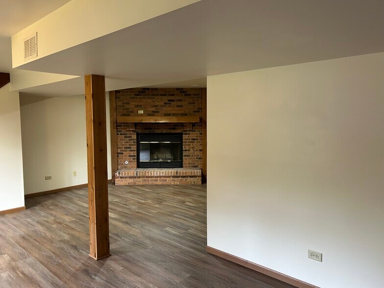 Building Photo - 38910 N Kenmore Rd