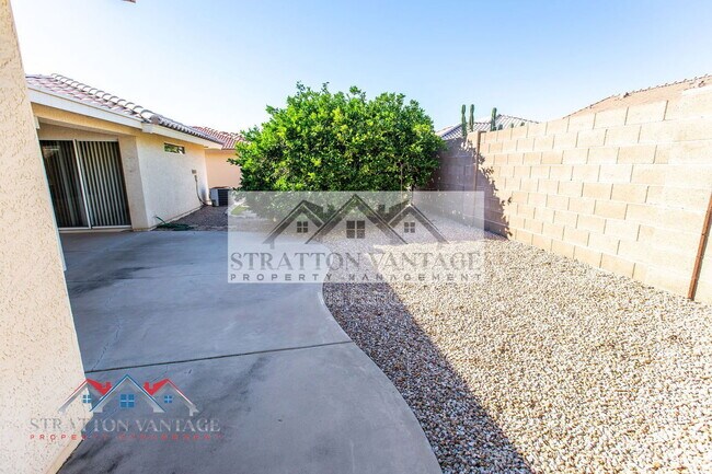 Building Photo - 10864 E Lindner Ave