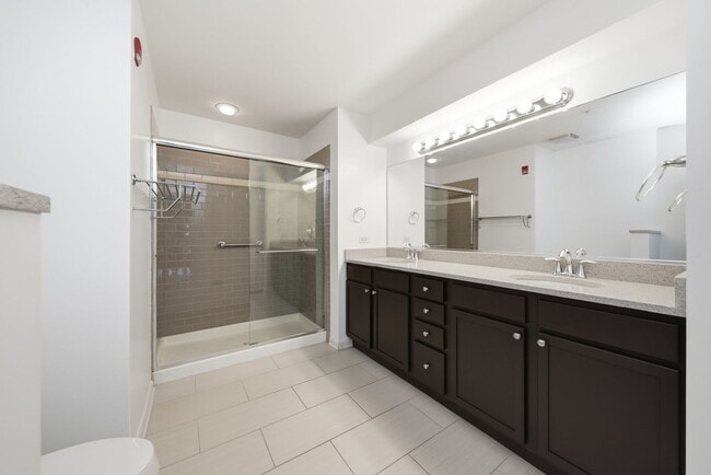 Building Photo - 125 Lakeview Dr