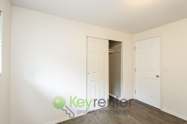 Building Photo - Spacious 4 Bedroom with Open Floor Plan and AC