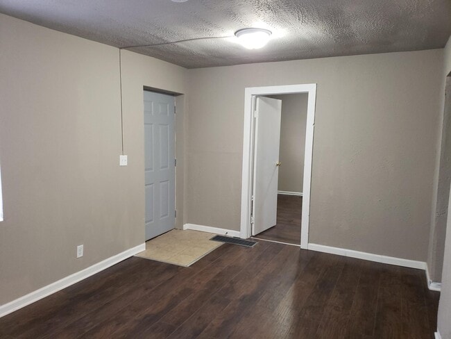 Building Photo - SPACIOUS HOME -  4 bedroom 2 bathroom - Se...