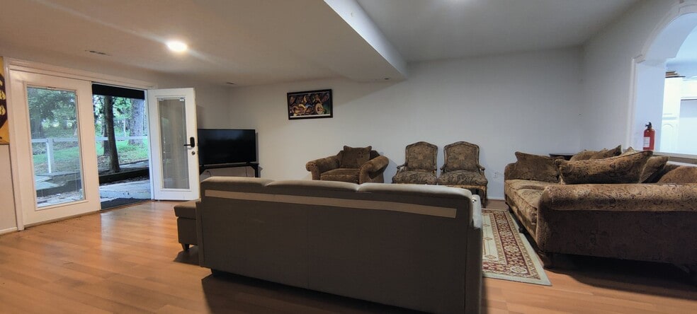 Building Photo - 332 Greenhill Way