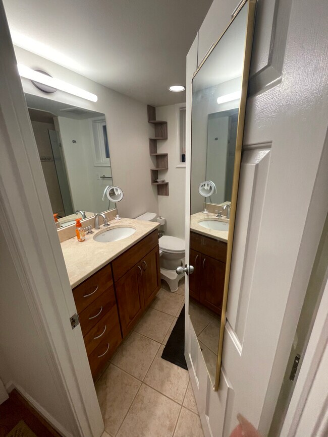 bedroom 1 ensuite bath/shower/linen closet - 1869 Park Rd NW