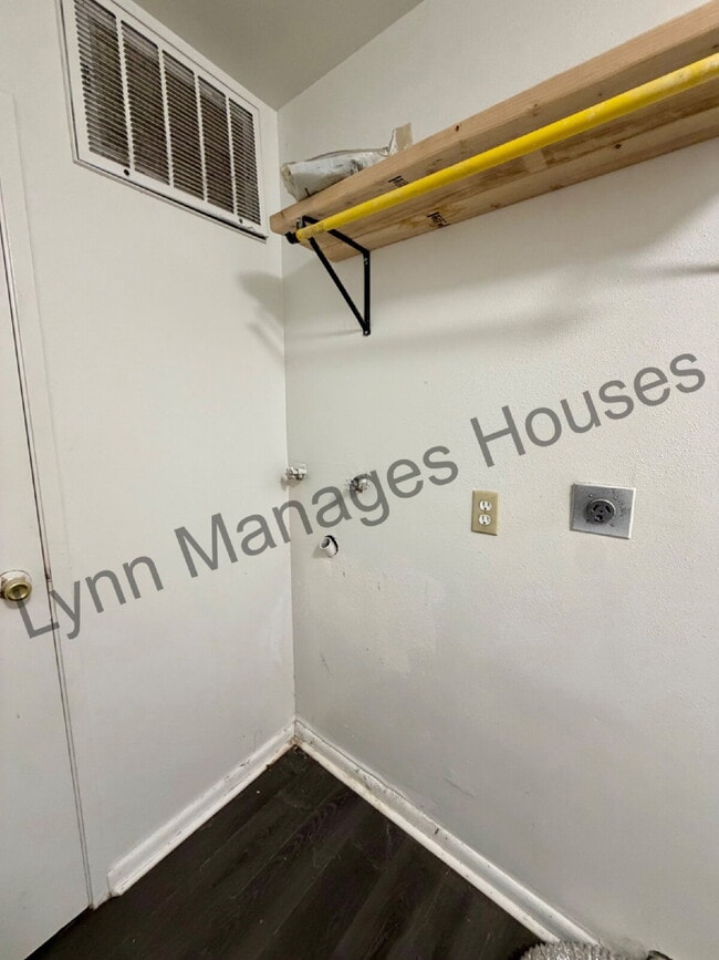 Building Photo - Main Level Three Bedroom Now Ready!