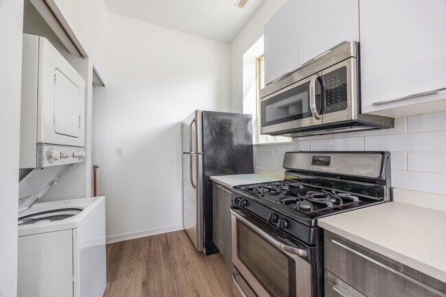 Building Photo - Spacious 2BR/2.5BA Duplex-Up in Humboldt Park with In-Unit Laundry!