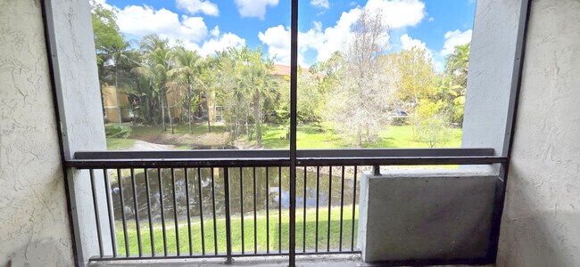 Building Photo - 711 N Pine Island Rd