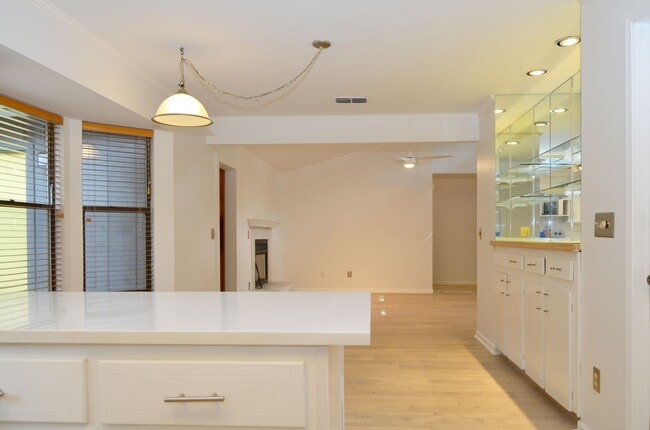 Building Photo - Live in the Heart of Amelia Island!