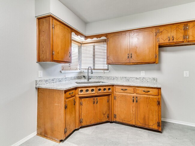 Building Photo - 721 E Bouse Dr