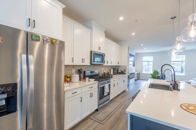 Building Photo - Stunning 3 BR/2 Full BA & 2 Half BA Townho...