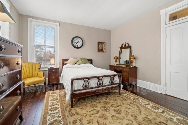 Building Photo - 338 Main St