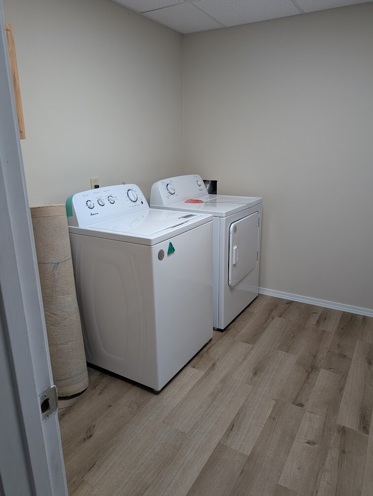 Building Photo - Room in Apartment on Karl Ct