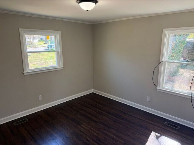 Building Photo - Gorgeous Renovated 3 Bedroom Brick Ranch