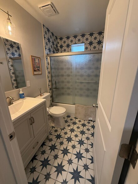 Building Photo - 3013 W Lakeside Dr