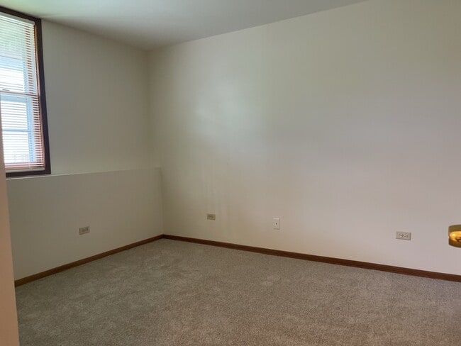 Building Photo - 350 College St