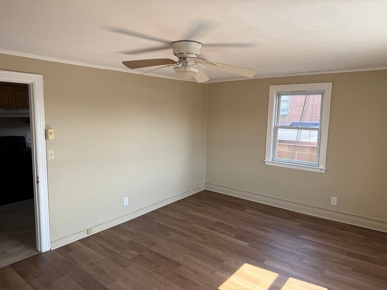 Building Photo - 35 W Main St