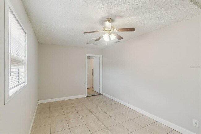 Building Photo - 2853 S Sanford Ave