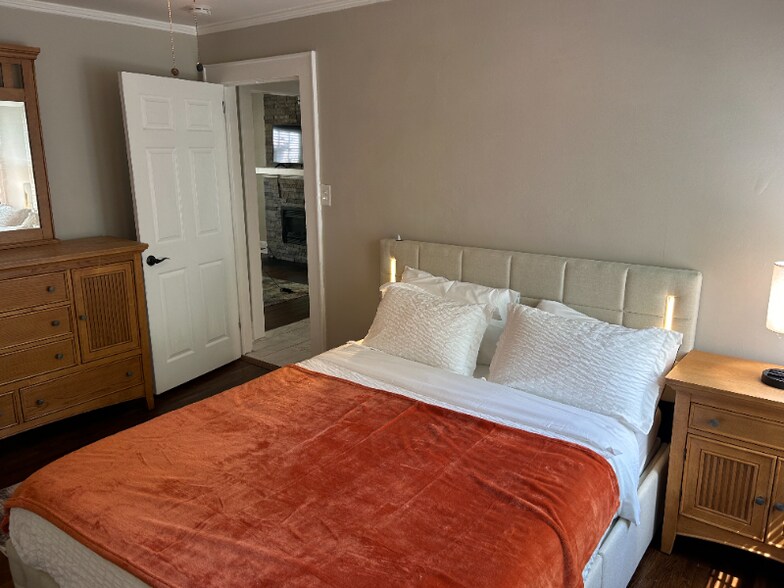 Building Photo - 1317 W 4th St