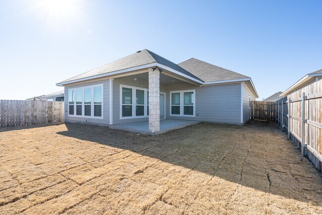 Building Photo - Stunning 4-Bedroom Home in Villages of Wes...