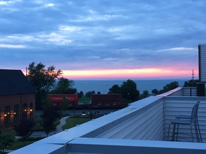 Beautiful sunsets over the lake from the rooftop deck- one of a kind in this neighborhood! - 1247 W 75th St
