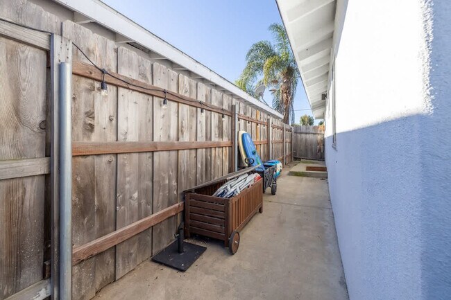 Building Photo - 3725 Jefferson St