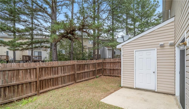 Building Photo - End-unit townhome in North Charlotte