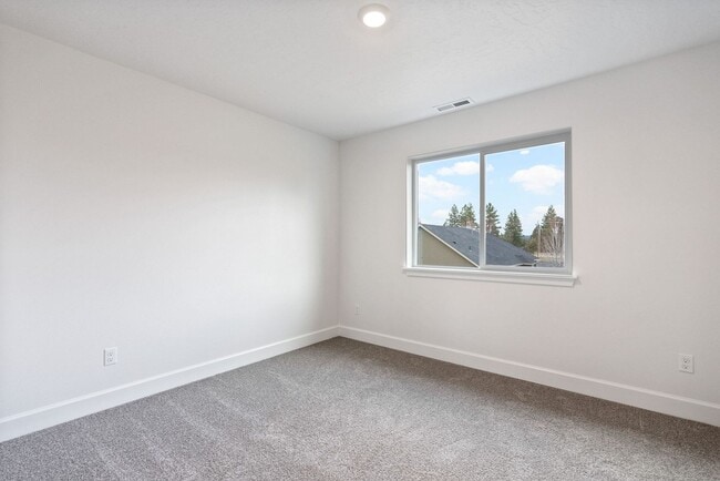 Building Photo - 4 bedroom home in desirable neighborhood