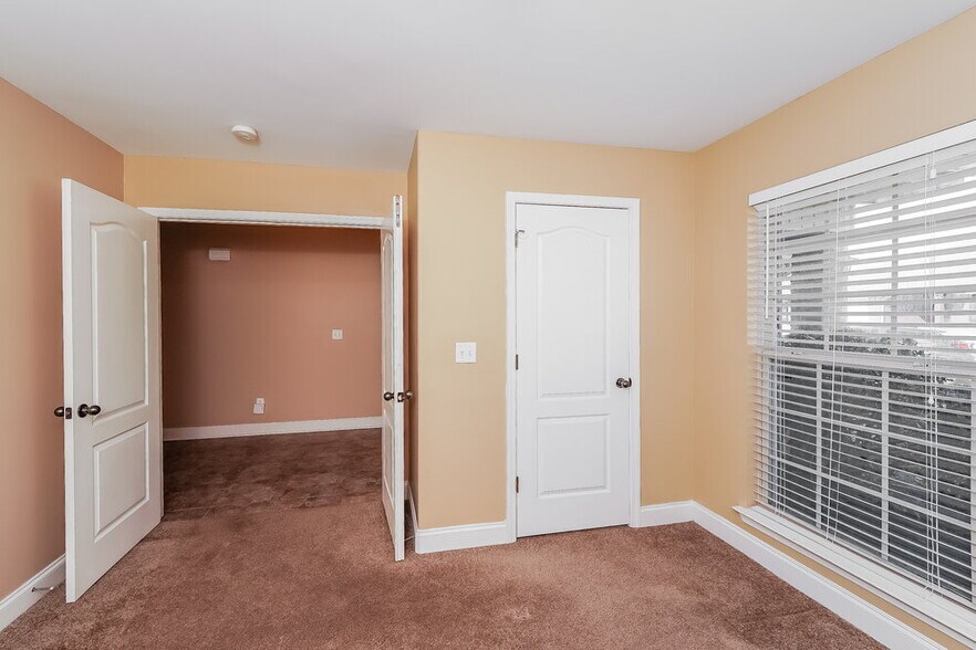 Building Photo - 4056 Cambridge Dr