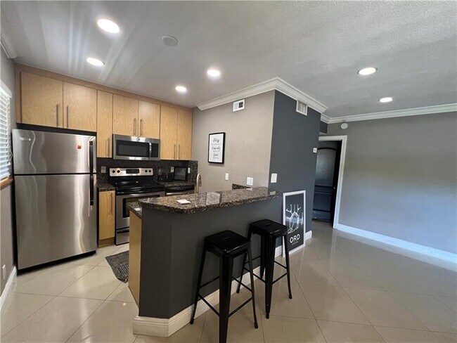 Building Photo - 811 NE 14th Pl