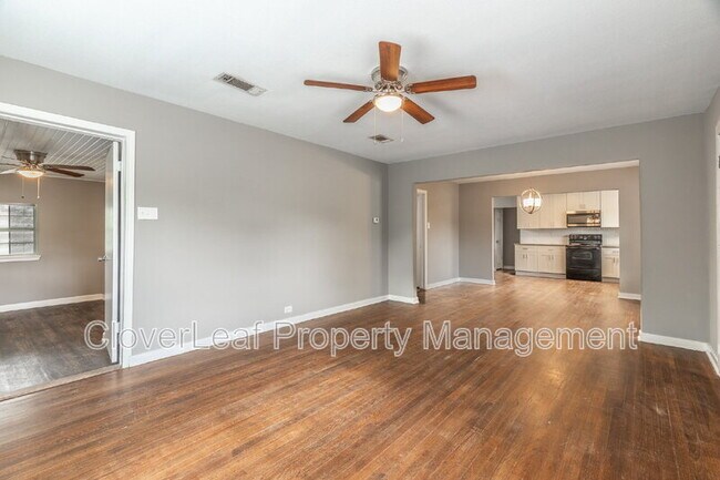Building Photo - 402 W Wildwood Dr