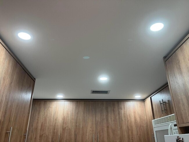 Building Photo - 283 Durham E