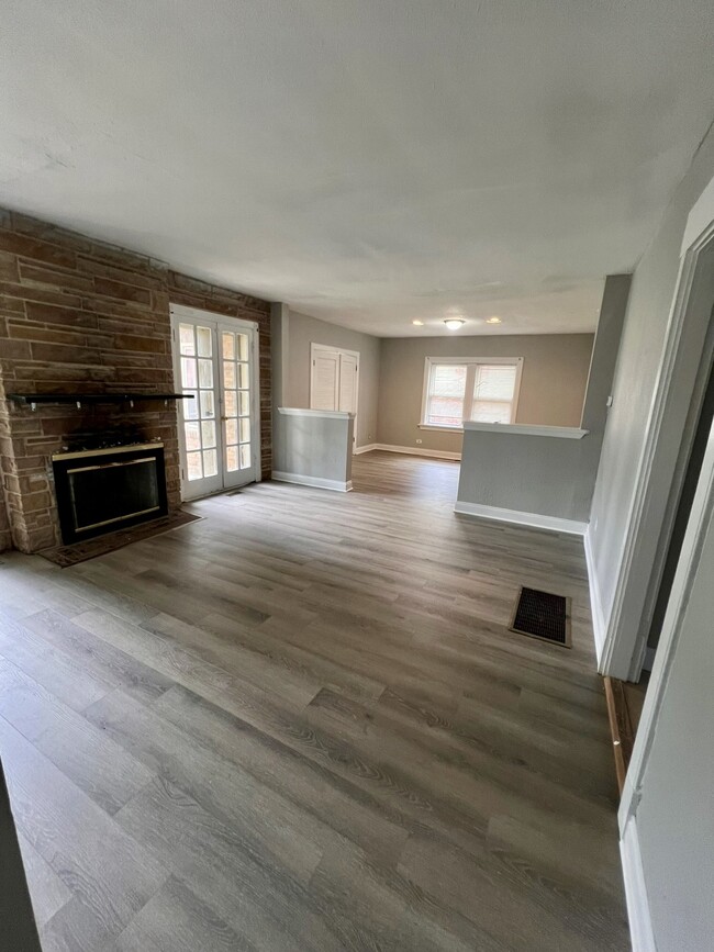 Living Room/Dinning Room - 7032 Camden Ct