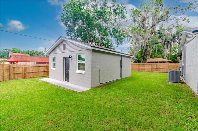 Building Photo - "Charming Studio Retreat in Tampa's Vibran...