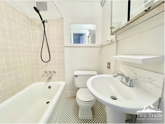 Building Photo - ADORABLE DOWNTOWN CONDO - WALK EVERYWHERE!