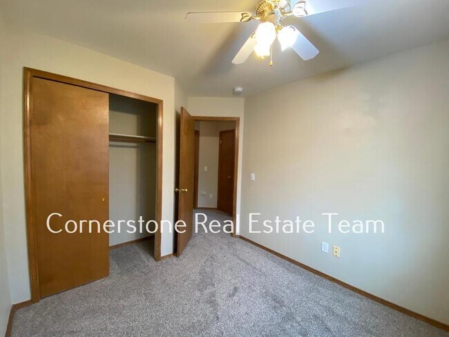 Building Photo - 1345 Coolcrest Dr
