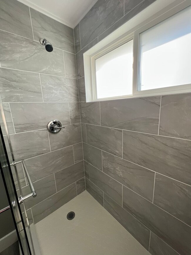 Building Photo - Massive Space! 4 Bedrooms 2 Bathrooms - Cr...