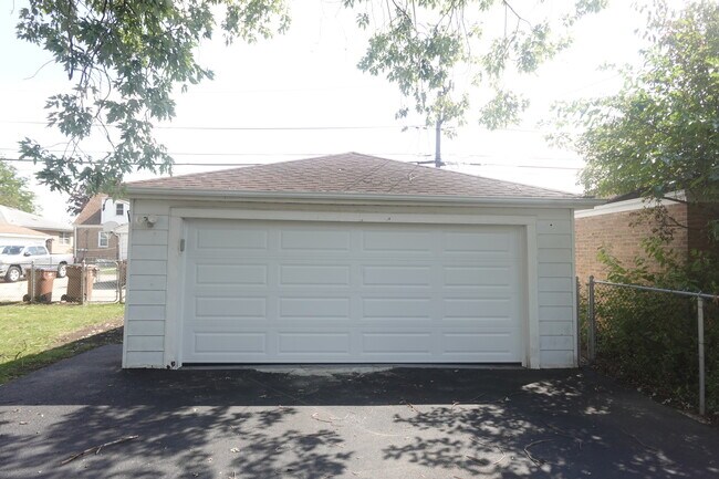 Building Photo - 2247 S 9th Ave