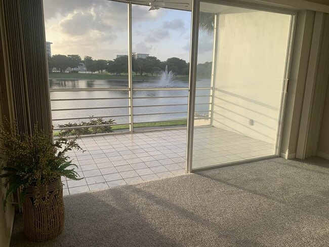 Building Photo - 2801 N Palm Aire Dr