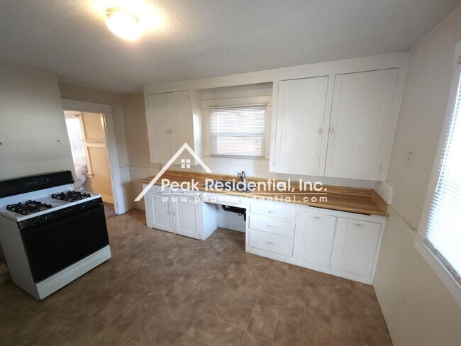 Building Photo - Cute 2 bd/1 ba Roseville House