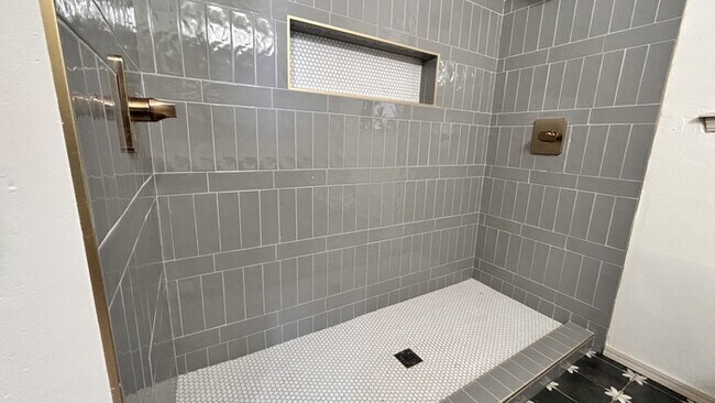 Building Photo - 726 Garden Grove