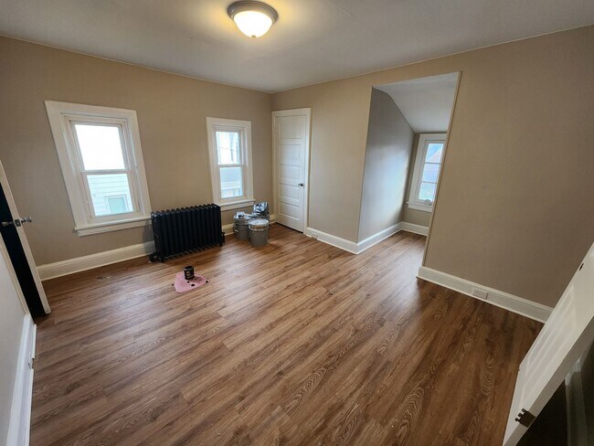 Building Photo - 651 Lincoln Way W