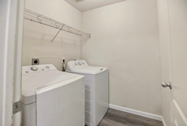 Building Photo - 10635 Goldfinch Rd