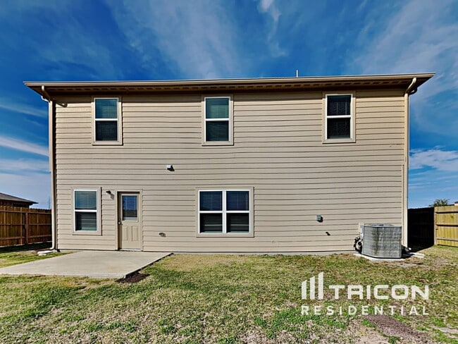 Building Photo - 100 Comanche Plains Rd