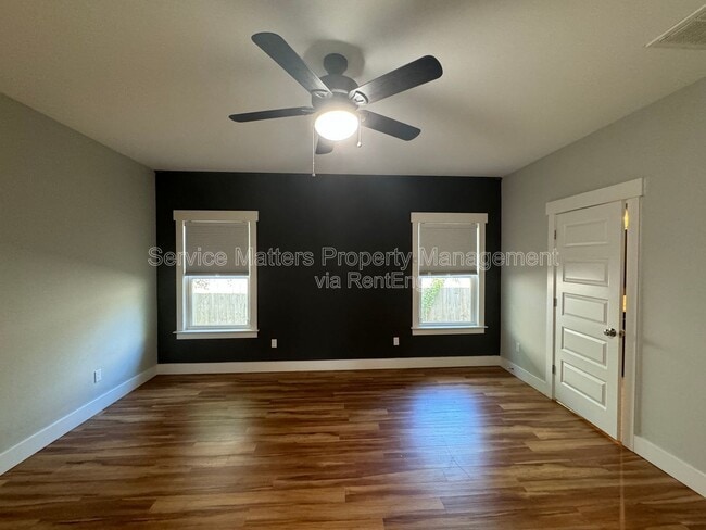 Building Photo - 1416 E Baars St