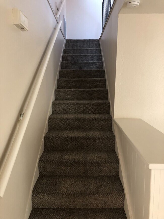 Building Photo - BEAUTIFUL DUPLEX IN SACRAMENTO!!