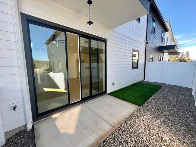Building Photo - 331 Talons Dr