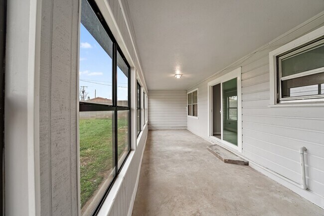 Building Photo - 1401 E 18th St