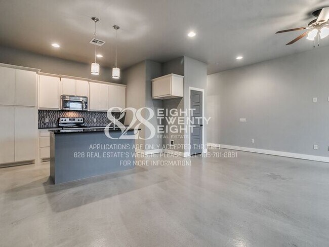 Building Photo - West Normans Best Kept Secret! 3 bd/2.5 bath Beautiful Townhome! *AVAILABLE NOW*