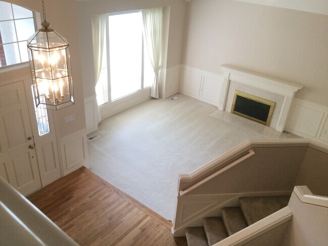 Building Photo - RARE OPPORTUNITY - 4 beds and 2.5 bath in ...