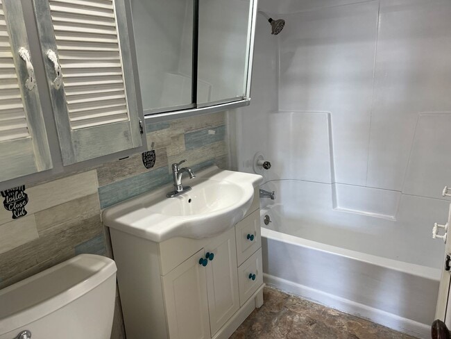 Building Photo - 136 N Dewey Ave