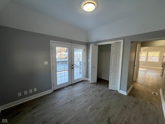 Building Photo - 5343 S Linwood Ave